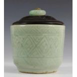 Celadon pot en hardhouten dekselmet jade knop (barstje) h. 14 cm. [1]