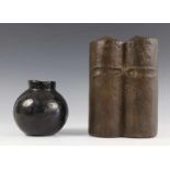 Japan, twee bronzen vazen, Showa periode,een met zwart patina, gesigneerd Nishi Daiyu (1923-2013) h.