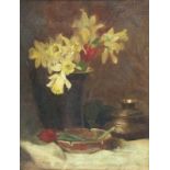 Coba Ritsema (1876-1961)Narcissen in een vaas marouflé, gesign. r.b., 44,5 x 34 cm. [1]