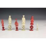 China, Kanton, rood en wit ivoren schaakspel,de stukken staand op 'puzzleball' (enkele licht