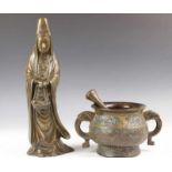 Japan, bronzen Guanyin.Hierbij diverse Oosterse objecten. [1 + ds]