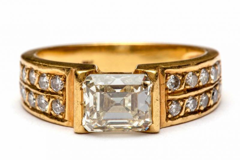 18krt. Gouden ringin het midden gezet met een baguette geslepen diamant, ca. 1,0crt. Bovenzijde