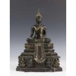 Thailand, deels verguld bronzen sculptuur;Boeddha gezeten op getrapte troon met demonen h. 32 cm. [