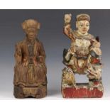 China, twee polychroom en verguld houten hoogwaardigheidsbekleders h. 28 en 31 cm. [2]