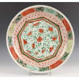 China, porseleinen Wucai schotel, Kangxi,met groen-rood-geel decor van bloesem in achtkant.