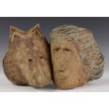 Johhny Rolf, keramiek vormstuk;Twee maskers met gedicht br 31 cm. [1]
