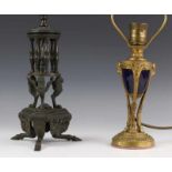 Donker gepatineerd bronzen schemerlampvoet en verguld bronzen schemerlampvoet, 19e eeuw,de eerste