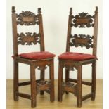 Italië, paar notenhouten stoelen, 18e eeuw,De regels in de rug en het front versierd met gestoken