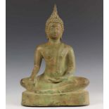 Thailand, groen gepatineerd bronzen sculptuur;Boeddha gezeten in bhumisparsamudra h. 35 cm. [1]