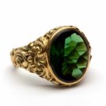 14krt. Gouden herenringgezet met een groene gefacetteerde ovale steen, mogelijk toermalijn (