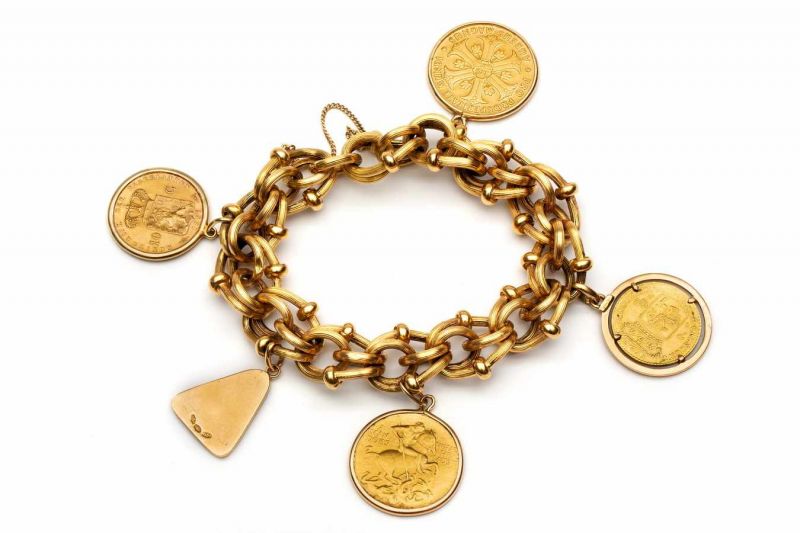 Gouden armband, waaraan vier muntbedelsw.o. een 1/2 gouden rijder, 7 gulden, 1750 bruto 82,6 gr. [1] - Image 2 of 2