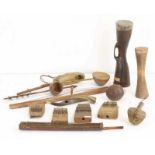 Afrika, verzameling muziekinstrumentenonder andere vingerharpen en snaarinstrumenten met kalebas