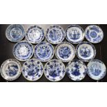 Delft, veertien blauw-wit aardewerk borden, laat 18e eeuw,alle met verschillend Chinoiserie decor en
