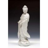 China, blanc-de-Chine Guanyin, 20e eeuw;Staande op de golven, het haar in een hoge chignon,