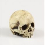 Antiek gestoken benen snijwerk;Vanitas, schedel h. 2,5 cm. [1]