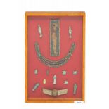 Egypte, collectie van elf amuletten, kralenketting, kralenappliek en scarabee met vleugels, o.a.