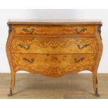 Fijnhouten commode in Louis XV-stijl,met gebombeerd front waarin twee laden. Het geheel versierd met