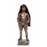 Bruin gepatineerd bronzen sculptuur, ca. 1900.staande jonge man met regenkap en titel 'C'est Moi'.