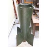 Ronde bijzettafel in de vorm van groen gelakte metalen staart van een bomGemerkt 'tail no 107 mk