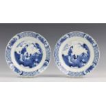 China, paar blauw-wit porseleinen bordjes, Kangxi,met decor van lange lijzen en zotjes bij