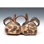 Peru, Nasca, dubbele stijgbeugelfles, mogelijk antiek.Nasca double chambered stirrup vessel in the