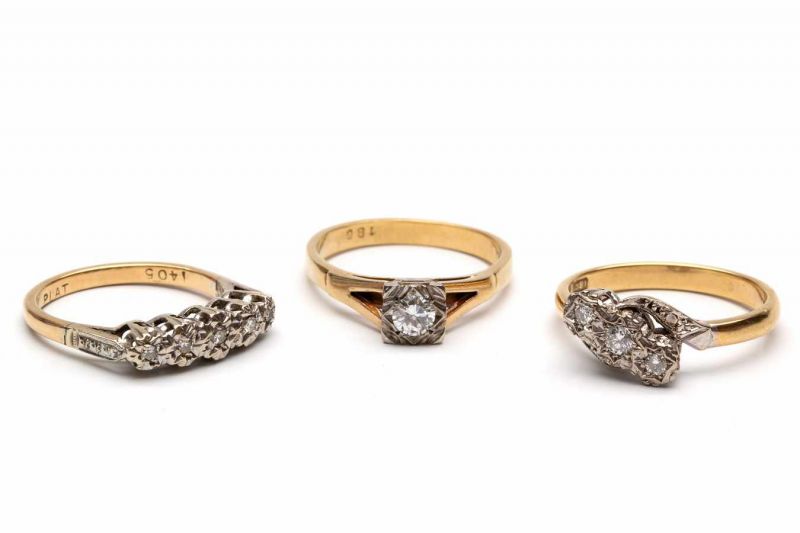 Drie gouden ringenéén solitair, gezet met een briljant geslepen diamant, ca. 0,15crt. Eén rijring