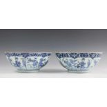 China, paar blauw-wit porseleinen kommen, Qianlong,met decor van zotjes in vakwerk, het plat met