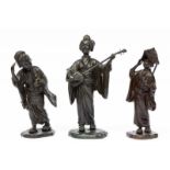 Japan, drie bronzen sculpturen, Meiji Periode;Vrouw met snaarinstrument (samisen). Eén voorover