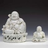 China, twee blanc-de-Chine vormstukken, 19e/20e eeuw;Budai met kinderen (defecten) en kleine Budai