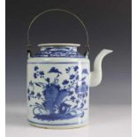 China, grote blauw-wit porseleinen theepot, 19e eeuw,met decor van bloemen bij rots, met metalen