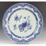 China, blauw-wit porseleinen schotel, Qianlong,met decor van kostbaarheden (gerestaureerd).