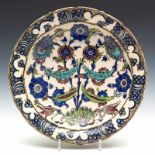 Perzië, Qajar, een Iznik 16e eeuwse stijl schotel, ca. 1896;Dergelijke Turkse Iznik schotels