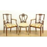 Paar iepenhouten fauteuils, ca. 1800,met gestoken strikwerk en rozetten. Hierbij notenhouten