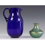 Leerdam, Chr. Lanooy, blauw glazen kan.Hierbij Bohemen, iriserend glazen vaasje 17 en 8,5 cm. [2]
