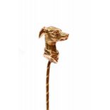 Gouden revers speldmet de kop van een hazewindhond. Hierbij een speld met parelmoer bruto 2,3 gr. [