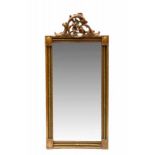 Rechthoekige spiegel in verguld en gebronsde lijst, 19e eeuw,met opengewerkte kuif. Het geheel