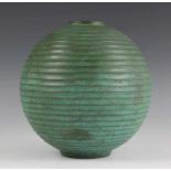 Japan, groen gepatineerd bronzen bolle vaas, Showa periode,in vorm van lampion. Gesigneerd Kazuyoshi