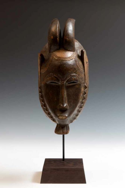 Ivory Coast, Baule, face mask, kpan prefemale face mask with rams horns, curved ears, rows of carved - Image 6 of 6