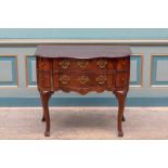 Mahoniehouten Hollandse commode, Louis XV,met gecontourneerd blad. In het gebogen front twee