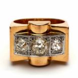 Frankrijk, 18krt. gouden ring, retroin het midden gezet met drie briljant geslepen diamanten, totaal
