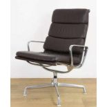 Charles & Ray Eames, verchroomd aluminium bureau-fauteuil, fabricaat Herman Miller,met bruin lederen