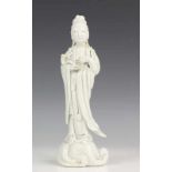 China, blanc-de-Chine vormstuk, 18e eeuw;Guanyin, staande op wolken (hoofd gelijmd, vingers