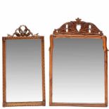 Rechthoekige spiegel in notenhouten lijst in Queen Anne-stijl,met gestoken kuif. Hierbij een