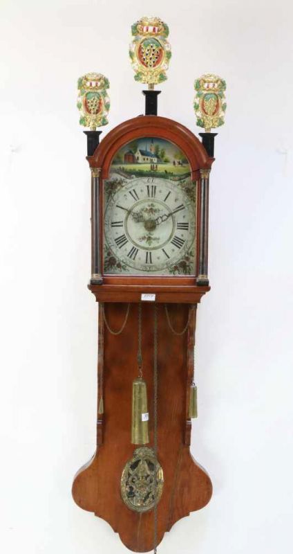 Friese staartklok, 19e eeuw,de beschilderde wijzerplaat. Met aanduiding van uren, minuten en wekker.