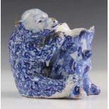 Mogelijk Frankrijk, blauw-wit aardewerk pot, 19e eeuw,in vorm van beer bij holle boomstam,.