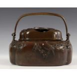 Japan, bruin gepatineerd bronzen handwarmer, Edo/Meiji periode,met fraai reliëf van bloesemtakken en