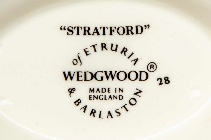 Wedgwood, crème aardewerk dinerserviesmet groen wingerddecor 'Stratford', bestaande uit drie - Image 3 of 3