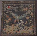 China, fijn geborduurd vierkant textielfragment, zgn. rank batch', Qing dynastie,met voorstelling