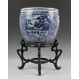 China, blauw-wit porseleinen cachepot, 19e eeuw,met decor in vakwerk, op houten voet. Gemerkt 4