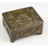 Japan, bronzen doosje, Meiji/Taisho periode,met fijn reliëf van kostbaarheden, deels verguld (